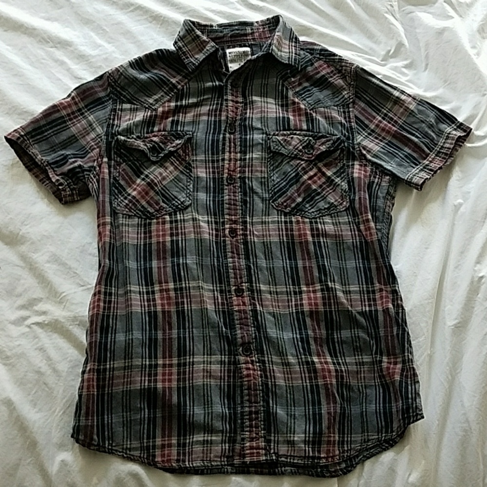 Short sleeved button down in plaid cotton.